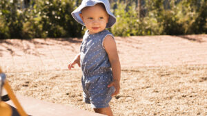 Comment choisir le bob anti-UV de son bébé ? Les critères essentiels